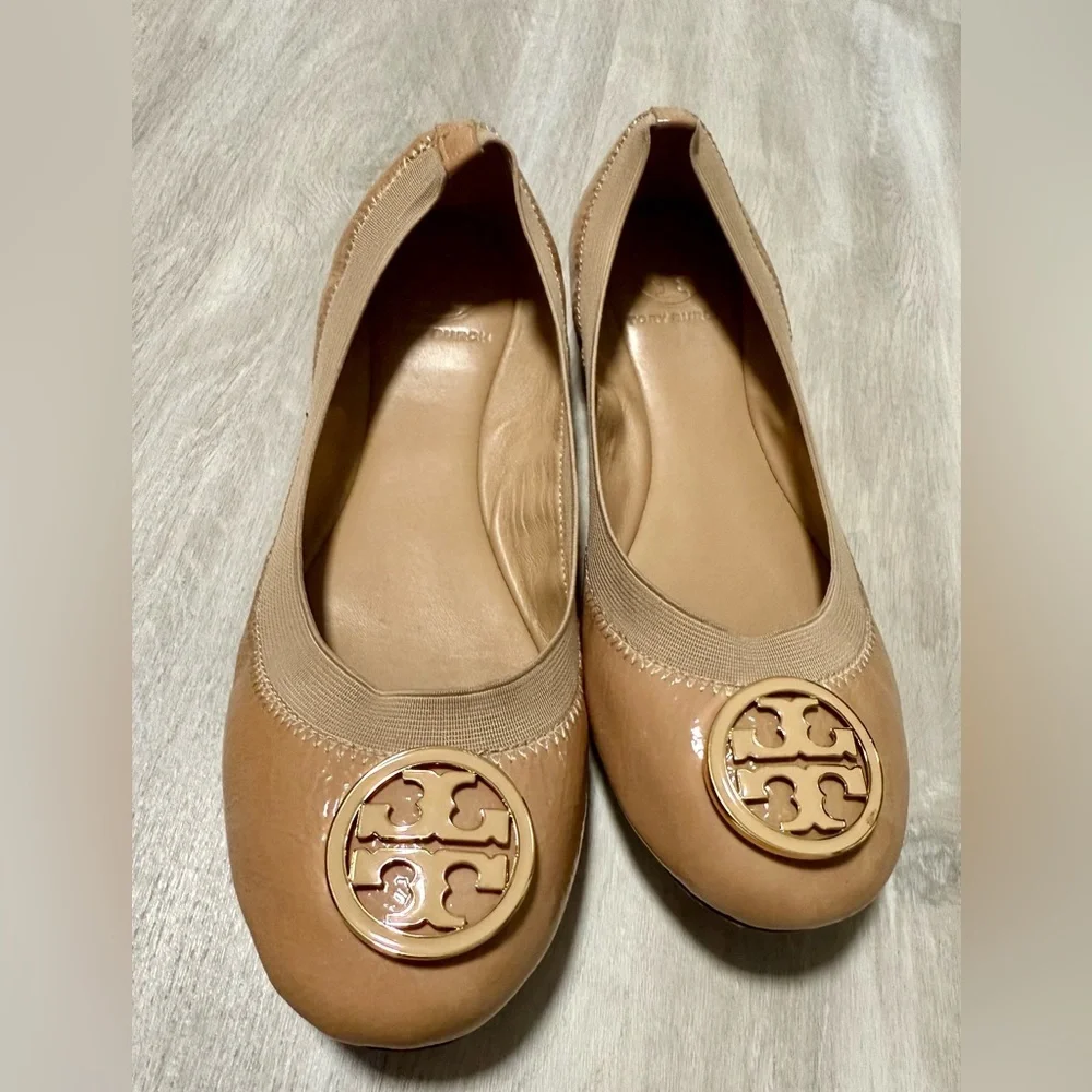 Tory Burch Caroline Nude Tan Patent Leather Ballerina Flats Sleepies Logo Size 8